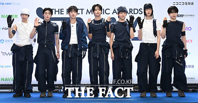 <더팩트>가 주최하고 팬앤스타와 UCW가 주관하는 ‘2026 더팩트 뮤직 어워즈(2026 THE FACT MUSIC AWARDS, TMA)’가 19일 오후 부산 연제구 부산아시아드주경기장에서 열린 가운데 그룹 아이딧(IDID)의 박성현과 백준혁, 김민재, 장용훈, 정세민, 박원빈, 추유찬(왼쪽부터)이 블루카펫을 밟고 있다. /부산아시아드주경기장=김성렬 기자