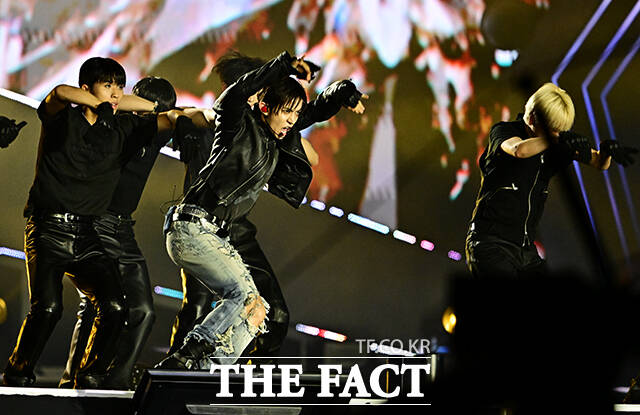 <더팩트>가 주최하고 팬앤스타와 UCW가 주관하는 ‘2026 더팩트 뮤직 어워즈(2026 THE FACT MUSIC AWARDS, TMA)’가 19일 오후 부산 연제구 부산아시아드주경기장에서 열린 가운데 에반(EVAN)이 화려한 무대를 펼치고 있다. /부산아시아드주경기장=배정한 기자