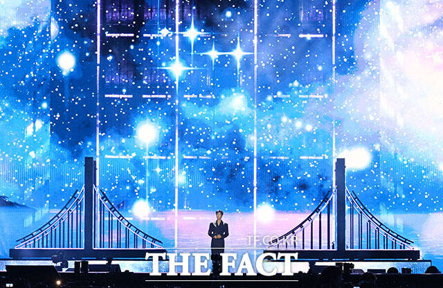 <더팩트>가 주최하고 팬앤스타와 UCW가 주관하는 ‘2026 더팩트 뮤직 어워즈(2026 THE FACT MUSIC AWARDS, TMA)’가 19일 오후 부산 연제구 부산아시아드주경기장에서 열린 가운데 가수 임영웅이 화려한 무대를 펼치고 있다. /부산아시아드주경기장=서예원 기자