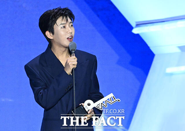 <더팩트>가 주최하고 팬앤스타와 UCW가 주관하는 ‘2026 더팩트 뮤직 어워즈(2026 THE FACT MUSIC AWARDS, TMA)’가 19일 오후 부산 연제구 부산아시아드주경기장에서 열린 가운데 가수 임영웅이 '심사위원 특별상'을 수상하고 있다. /부산아시아드주경기장=박헌우 기자