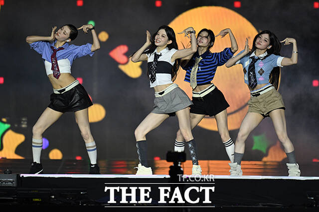 <더팩트>가 주최하고 팬앤스타와 UCW가 주관하는 ‘2026 더팩트 뮤직 어워즈(2026 THE FACT MUSIC AWARDS, TMA)’가 19일 오후 부산 연제구 부산아시아드주경기장에서 열린 가운데 그룹 아일릿이 화려한 무대를 펼치고 있다. /부산아시아드주경기장=남윤호 기자