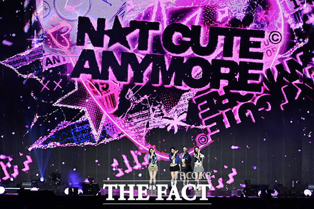<더팩트>가 주최하고 팬앤스타와 UCW가 주관하는 ‘2026 더팩트 뮤직 어워즈(2026 THE FACT MUSIC AWARDS, TMA)’가 19일 오후 부산 연제구 부산아시아드주경기장에서 열린 가운데 그룹 아일릿이 화려한 무대를 펼치고 있다. /부산아시아드주경기장=남윤호 기자