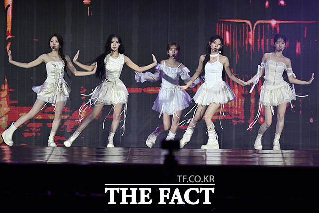 <더팩트>가 주최하고 팬앤스타와 UCW가 주관하는 ‘2026 더팩트 뮤직 어워즈(2026 THE FACT MUSIC AWARDS, TMA)’가 19일 오후 부산 연제구 부산아시아드주경기장에서 열린 가운데 그룹 리센느가 화려한 무대를 펼치고 있다. /부산아시아드주경기장=남윤호 기자
