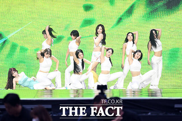 <더팩트>가 주최하고 팬앤스타와 UCW가 주관하는 ‘2026 더팩트 뮤직 어워즈(2026 THE FACT MUSIC AWARDS, TMA)’가 19일 오후 부산 연제구 부산아시아드주경기장에서 열린 가운데 그룹 트리플에스(tripleS)가 오프닝 무대를 펼치고 있다. /부산아시아드주경기장=남용희 기자
