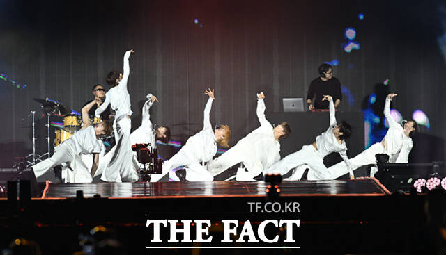 <더팩트>가 주최하고 팬앤스타와 UCW가 주관하는 ‘2026 더팩트 뮤직 어워즈(2026 THE FACT MUSIC AWARDS, TMA)’가 19일 오후 부산 연제구 부산아시아드주경기장에서 열린 가운데 그룹 클로즈 유어 아이즈(CLOSE YOUR EYES)가 화려한 무대를 펼치고 있다. /부산아시아드주경기장=이새롬 기자