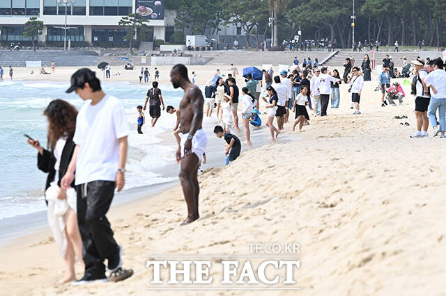 전국 대부분 지역의 일교차가 큰 19일 오전 부산 해운대구 해운대 해수욕장을 찾은 관광객들이 물놀이와 일광욕을 즐기고 있다. /부산=김성렬 기자