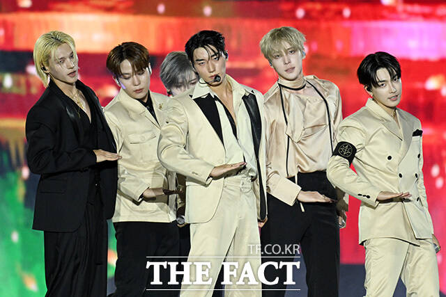 <더팩트>가 주최하고 팬앤스타와 UCW가 주관하는 ‘2026 더팩트 뮤직 어워즈(2026 THE FACT MUSIC AWARDS, TMA)’가 19일 오후 부산 연제구 부산아시아드주경기장에서 열린 가운데 그룹 에이티즈(ATEEZ) 성화와 우영, 종호, 여상, 산, 윤호, 홍중, 민기(왼쪽부터)가 화려한 무대를 펼치고 있다. /부산아시아드주경기장=남용희 기자