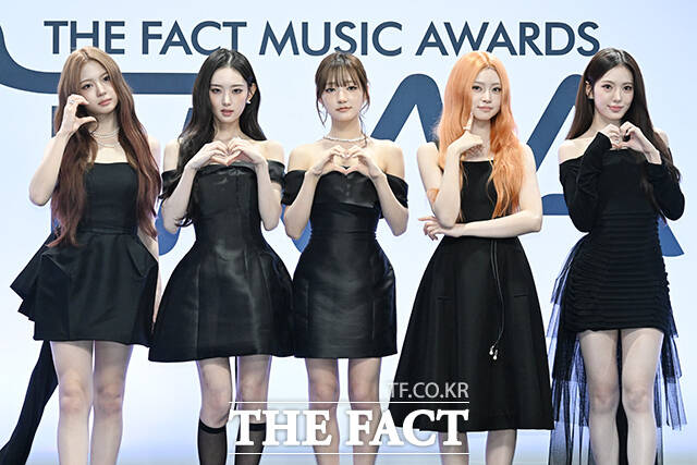 <더팩트>가 주최하고 팬앤스타와 UCW가 주관하는 ‘2026 더팩트 뮤직 어워즈(2026 THE FACT MUSIC AWARDS, TMA)’가 19일 오후 부산 연제구 부산아시아드주경기장에서 열린 가운데 그룹 키키(KiiiKiii)의 키야와 이솔, 지유, 하음, 수이(왼쪽부터)가 블루카펫을 밟고 있다. /부산아시아드주경기장=김성렬 기자
