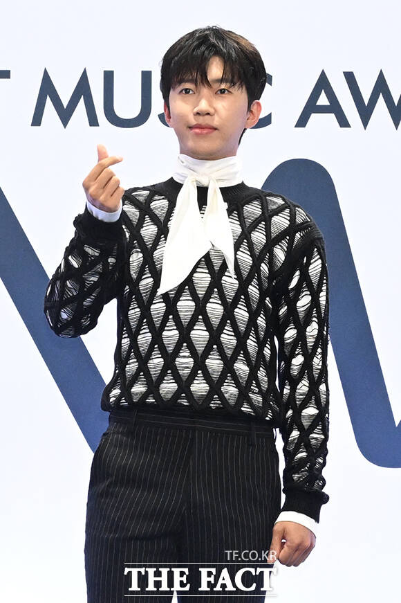 <더팩트>가 주최하고 팬앤스타와 UCW가 주관하는 ‘2026 더팩트 뮤직 어워즈(2026 THE FACT MUSIC AWARDS, TMA)’가 19일 오후 부산 연제구 부산아시아드주경기장에서 열린 가운데 가수 임영웅이 블루카펫을 밟고 있다. /부산아시아드주경기장=김성렬 기자