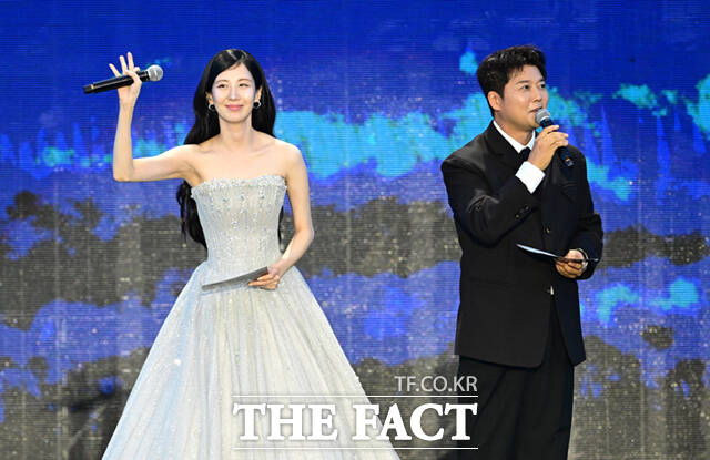 <더팩트>가 주최하고 팬앤스타와 UCW가 주관하는 ‘2026 더팩트 뮤직 어워즈(2026 THE FACT MUSIC AWARDS, TMA)’가 19일 오후 부산 연제구 부산아시아드주경기장에서 열린 가운데 소녀시대 서현(왼쪽)과 방송인 전현무가 진행을 하고 있다. /부산아시아드주경기장=이새롬 기자