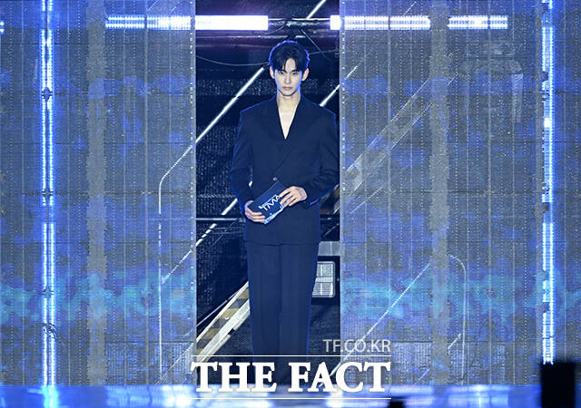 <더팩트>가 주최하고 팬앤스타와 UCW가 주관하는 ‘2026 더팩트 뮤직 어워즈(2026 THE FACT MUSIC AWARDS, TMA)’가 19일 오후 부산 연제구 부산아시아드주경기장에서 열린 가운데 배우 김수현이 시상자로 나서고 있다. /부산아시아드주경기장=박헌우 기자