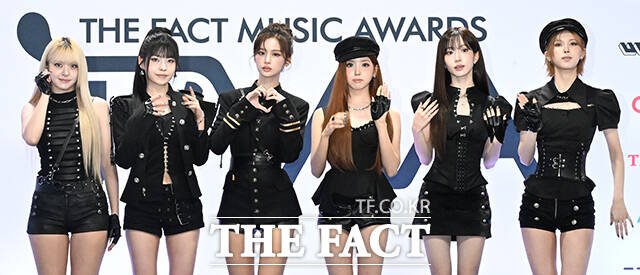<더팩트>가 주최하고 팬앤스타와 UCW가 주관하는 '2026 더팩트 뮤직 어워즈'(2026 THE FACT MUSIC AWARDS, TMA)가 19일 오후 부산 연제구 부산아시아드주경기장에서 열린 가운데 그룹 엔믹스(NMIXX)의 릴리와 규진, 설윤, 지우, 해원, 배이(왼쪽부터)가 블루카펫을 밟고 있다. /부산아시아드주경기장=김성렬 기자