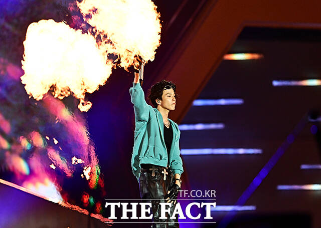 <더팩트>가 주최하고 팬앤스타와 UCW가 주관하는 ‘2026 더팩트 뮤직 어워즈(2026 THE FACT MUSIC AWARDS, TMA)’가 19일 오후 부산 연제구 부산아시아드주경기장에서 열린 가운데 트레저(TREASURE)가 화려한 무대를 펼치고 있다. /부산아시아드주경기장=배정한 기자