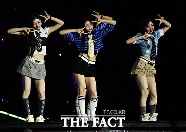<더팩트>가 주최하고 팬앤스타와 UCW가 주관하는 ‘2026 더팩트 뮤직 어워즈(2026 THE FACT MUSIC AWARDS, TMA)’가 19일 오후 부산 연제구 부산아시아드주경기장에서 열린 가운데 아일릿(ILLIT)이 화려한 무대를 펼치고 있다. /부산아시아드주경기장=배정한 기자