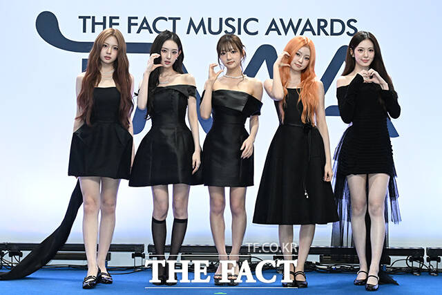 <더팩트>가 주최하고 팬앤스타와 UCW가 주관하는 ‘2026 더팩트 뮤직 어워즈(2026 THE FACT MUSIC AWARDS, TMA)’가 19일 오후 부산 연제구 부산아시아드주경기장에서 열린 가운데 그룹 키키(KiiiKiii)의 키야와 이솔, 지유, 하음, 수이(왼쪽부터)가 블루카펫을 밟고 있다. /부산아시아드주경기장=김성렬 기자