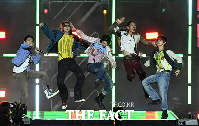 <더팩트>가 주최하고 팬앤스타와 UCW가 주관하는 ‘2026 더팩트 뮤직 어워즈(2026 THE FACT MUSIC AWARDS, TMA)’가 19일 오후 부산 연제구 부산아시아드주경기장에서 열린 가운데 그룹 코르티스(CORTIS)의 건호와 마틴, 주훈, 제임스, 성현(왼쪽부터)이 화려한 무대를 펼치고 있다. /부산아시아드주경기장=이새롬 기자