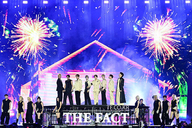 <더팩트>가 주최하고 팬앤스타와 UCW가 주관하는 ‘2026 더팩트 뮤직 어워즈(2026 THE FACT MUSIC AWARDS, TMA)’가 19일 오후 부산 연제구 부산아시아드주경기장에서 열린 가운데 가수 에이티즈(ATEEZ)가 화려한 무대를 펼치고 있다. /부산아시아드주경기장=서예원 기자