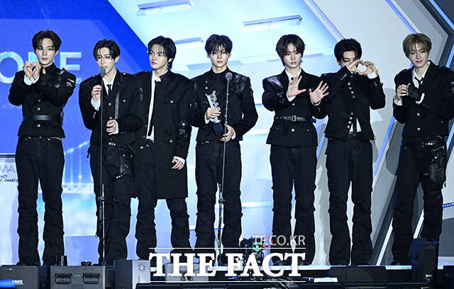 <더팩트>가 주최하고 팬앤스타와 UCW가 주관하는 ‘2026 더팩트 뮤직 어워즈(2026 THE FACT MUSIC AWARDS, TMA)’가 19일 오후 부산 연제구 부산아시아드주경기장에서 열린 가운데 그룹 알파드라이브원의 상원(왼쪽)과 준서가 '올해의 아티스트' 상을 수상하고 있다. /부산아시아드주경기장=박헌우 기자