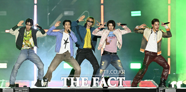 <더팩트>가 주최하고 팬앤스타와 UCW가 주관하는 ‘2026 더팩트 뮤직 어워즈(2026 THE FACT MUSIC AWARDS, TMA)’가 19일 오후 부산 연제구 부산아시아드주경기장에서 열린 가운데 그룹 코르티스(CORTIS)의 건호와 마틴, 주훈, 제임스, 성현(왼쪽부터)이 화려한 무대를 펼치고 있다. /부산아시아드주경기장=이새롬 기자
