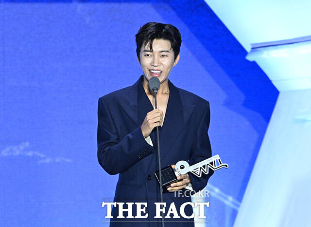 <더팩트>가 주최하고 팬앤스타와 UCW가 주관하는 ‘2026 더팩트 뮤직 어워즈(2026 THE FACT MUSIC AWARDS, TMA)’가 19일 오후 부산 연제구 부산아시아드주경기장에서 열린 가운데 가수 임영웅이 '심사위원 특별상'을 수상하고 있다. /부산아시아드주경기장=박헌우 기자