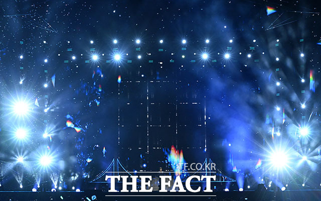 <더팩트>가 주최하고 팬앤스타와 UCW가 주관하는 ‘2026 더팩트 뮤직 어워즈(2026 THE FACT MUSIC AWARDS, TMA)’가 19일 오후 부산 연제구 부산아시아드주경기장에서 열린 가운데 가수 임영웅이 화려한 무대를 펼치고 있다. /부산아시아드주경기장=서예원 기자