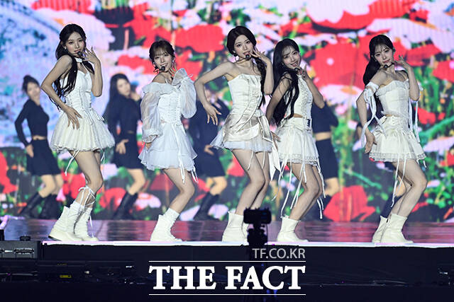 <더팩트>가 주최하고 팬앤스타와 UCW가 주관하는 ‘2026 더팩트 뮤직 어워즈(2026 THE FACT MUSIC AWARDS, TMA)’가 19일 오후 부산 연제구 부산아시아드주경기장에서 열린 가운데 그룹 리센느가 화려한 무대를 펼치고 있다. /부산아시아드주경기장=남윤호 기자
