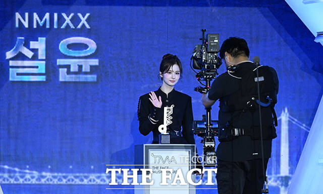 <더팩트>가 주최하고 팬앤스타와 UCW가 주관하는 ‘2026 더팩트 뮤직 어워즈(2026 THE FACT MUSIC AWARDS, TMA)’가 19일 오후 부산 연제구 부산아시아드주경기장에서 열린 가운데 엔믹스 설윤이 '마이스타상'을 수상한 뒤 소감을 밝히고 있다. /부산아시아드주경기장=박헌우 기자