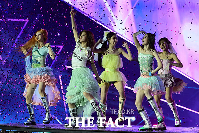 <더팩트>가 주최하고 팬앤스타와 UCW가 주관하는 ‘2026 더팩트 뮤직 어워즈(2026 THE FACT MUSIC AWARDS, TMA)’가 19일 오후 부산 연제구 부산아시아드주경기장에서 열린 가운데 그룹 키키가 화려한 무대를 펼치고 있다. /부산아시아드주경기장=남윤호 기자