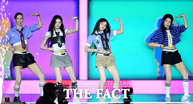 <더팩트>가 주최하고 팬앤스타와 UCW가 주관하는 ‘2026 더팩트 뮤직 어워즈(2026 THE FACT MUSIC AWARDS, TMA)’가 19일 오후 부산 연제구 부산아시아드주경기장에서 열린 가운데 그룹 아일릿(ILLIT)의 민주와 윤아, 원희, 이로하(왼쪽부터)가 화려한 무대를 펼치고 있다. /부산아시아드주경기장=이새롬 기자