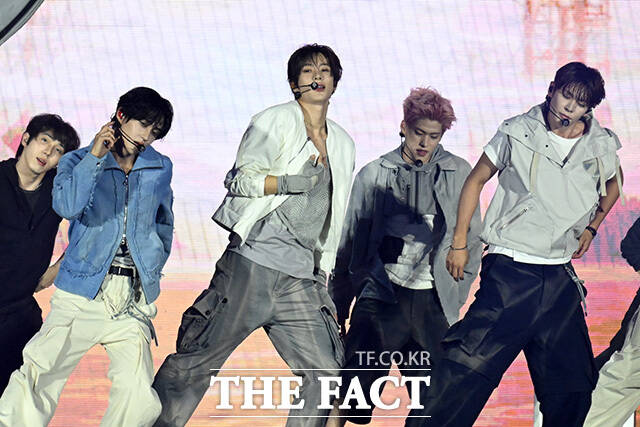[더팩트ㅣ부산아시아드주경기장=남용희 기자] <더팩트>가 주최하고 팬앤스타와 UCW가 주관하는 ‘2026 더팩트 뮤직 어워즈(2026 THE FACT MUSIC AWARDS, TMA)’가 19일 오후 부산 연제구 부산아시아드주경기장에서 열린 가운데 그룹 라이즈(RIIZE)가 화려한 무대를 펼치고 있다.