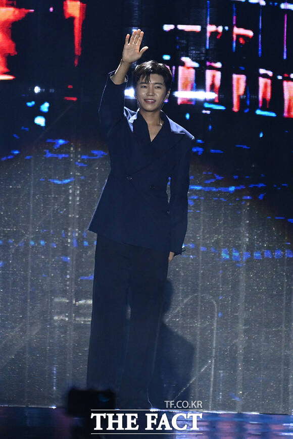 <더팩트>가 주최하고 팬앤스타와 UCW가 주관하는 ‘2026 더팩트 뮤직 어워즈(2026 THE FACT MUSIC AWARDS, TMA)’가 19일 오후 부산 연제구 부산아시아드주경기장에서 열린 가운데 가수 임영웅이 손키스 세리머니를 하고 있다. /부산아시아드주경기장=남윤호 기자]
