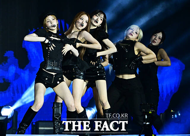 <더팩트>가 주최하고 팬앤스타와 UCW가 주관하는 ‘2026 더팩트 뮤직 어워즈(2026 THE FACT MUSIC AWARDS, TMA)’가 19일 오후 부산 연제구 부산아시아드주경기장에서 열린 가운데 엔믹스(NMIXX)가 화려한 무대를 펼치고 있다. /부산아시아드주경기장=배정한 기자