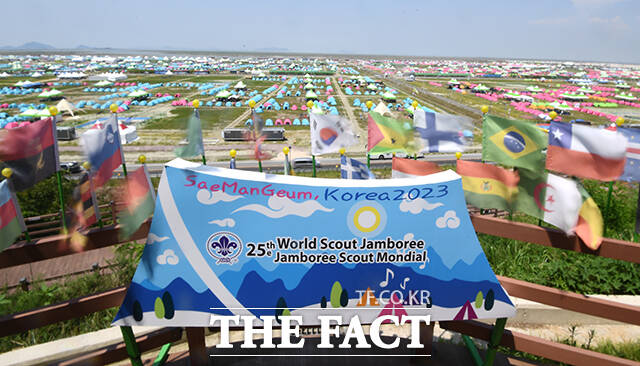 2023년 새만금 세계스카우트잼버리 당시 야영지 모습. 부실한 준비와 기록적인 폭염 등으로 대회 운영을 둘러싼 논란이 이어졌다.
