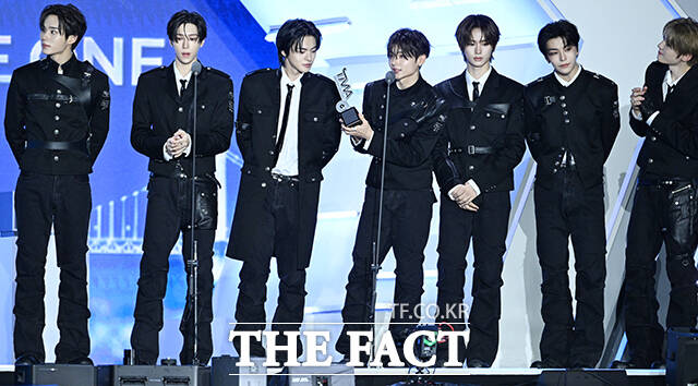<더팩트>가 주최하고 팬앤스타와 UCW가 주관하는 ‘2026 더팩트 뮤직 어워즈(2026 THE FACT MUSIC AWARDS, TMA)’가 19일 오후 부산 연제구 부산아시아드주경기장에서 열린 가운데 그룹 알파드라이브원의 상원(왼쪽)과 준서가 '올해의 아티스트' 상을 수상하고 있다. /부산아시아드주경기장=박헌우 기자