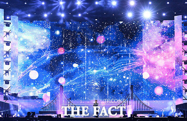 <더팩트>가 주최하고 팬앤스타와 UCW가 주관하는 ‘2026 더팩트 뮤직 어워즈(2026 THE FACT MUSIC AWARDS, TMA)’가 19일 오후 부산 연제구 부산아시아드주경기장에서 열린 가운데 가수 임영웅이 화려한 무대를 펼치고 있다. /부산아시아드주경기장=서예원 기자