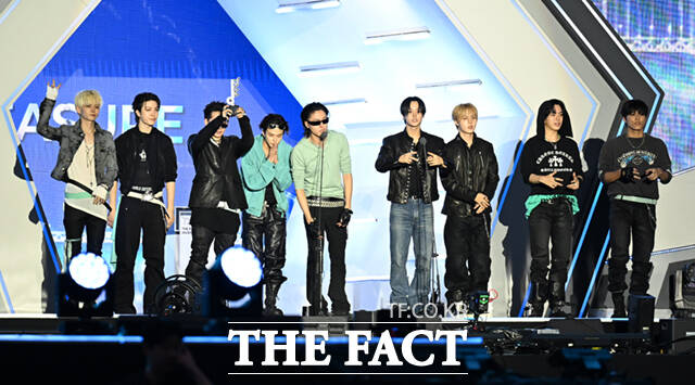 <더팩트>가 주최하고 팬앤스타와 UCW가 주관하는 ‘2026 더팩트 뮤직 어워즈(2026 THE FACT MUSIC AWARDS, TMA)’가 19일 오후 부산 연제구 부산아시아드주경기장에서 열린 가운데 그룹 트레저(TREASURE)가 '올해의 아티스트'를 수상한 뒤 소감을 밝히고 있다. /부산아시아드주경기장=이새롬 기자