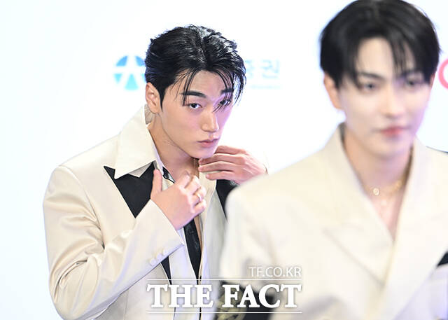<더팩트>가 주최하고 팬앤스타와 UCW가 주관하는 ‘2026 더팩트 뮤직 어워즈(2026 THE FACT MUSIC AWARDS, TMA)’가 19일 오후 부산 연제구 부산아시아드주경기장에서 열린 가운데 에이티즈 산이 블루카펫을 밟고 있다. /부산아시아드주경기장=박헌우 기자