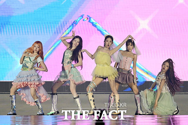 [더팩트ㅣ부산아시아드주경기장=남용희 기자] <더팩트>가 주최하고 팬앤스타와 UCW가 주관하는 ‘2026 더팩트 뮤직 어워즈(2026 THE FACT MUSIC AWARDS, TMA)’가 19일 오후 부산 연제구 부산아시아드주경기장에서 열린 가운데 그룹 키키(KiiiKiii)가 화려한 무대를 펼치고 있다.