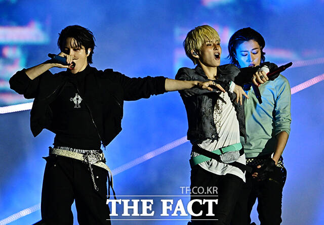 <더팩트>가 주최하고 팬앤스타와 UCW가 주관하는 ‘2026 더팩트 뮤직 어워즈(2026 THE FACT MUSIC AWARDS, TMA)’가 19일 오후 부산 연제구 부산아시아드주경기장에서 열린 가운데 트레저(TREASURE)가 화려한 무대를 펼치고 있다. /부산아시아드주경기장=배정한 기자
