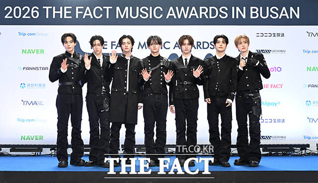 <더팩트>가 주최하고 팬앤스타와 UCW가 주관하는 ‘2026 더팩트 뮤직 어워즈(2026 THE FACT MUSIC AWARDS, TMA)’가 19일 오후 부산 연제구 부산아시아드주경기장에서 열린 가운데 그룹 알파드라이브원(ALPHA DRIVE ONE)의 준서와 아르노, 리오, 상원, 안신, 씬롱, 상현(왼쪽부터)이 블루카펫을 밟고 있다. /부산아시아드주경기장=김성렬 기자