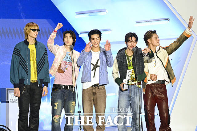 <더팩트>가 주최하고 팬앤스타와 UCW가 주관하는 ‘2026 더팩트 뮤직 어워즈(2026 THE FACT MUSIC AWARDS, TMA)’가 19일 오후 부산 연제구 부산아시아드주경기장에서 열린 가운데 그룹 코르티스(CORTIS)의 마틴과 주훈, 건호, 성현, 제임스(왼쪽부터)가 '핫티스트'를 수상한 뒤 소감을 밝히고 있다. /부산아시아드주경기장=남용희 기자