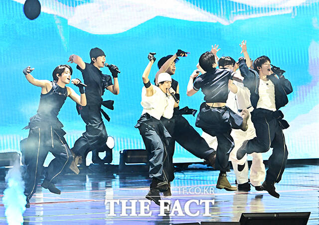 <더팩트>가 주최하고 팬앤스타와 UCW가 주관하는 ‘2026 더팩트 뮤직 어워즈(2026 THE FACT MUSIC AWARDS, TMA)’가 19일 오후 부산 연제구 부산아시아드주경기장에서 열린 가운데 아이딧(IDID)이 화려한 무대를 펼치고 있다. /부산아시아드주경기장=배정한 기자