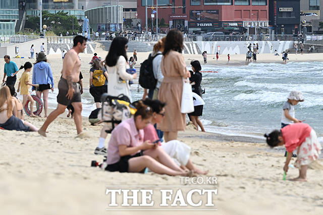 전국 대부분 지역의 일교차가 큰 19일 오전 부산 해운대구 해운대 해수욕장을 찾은 관광객들이 물놀이와 일광욕을 즐기고 있다. /부산=김성렬 기자