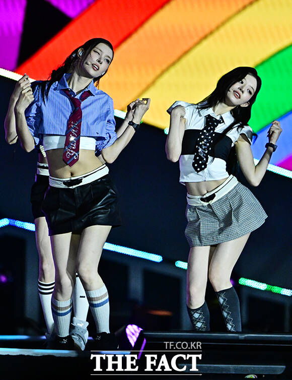 <더팩트>가 주최하고 팬앤스타와 UCW가 주관하는 ‘2026 더팩트 뮤직 어워즈(2026 THE FACT MUSIC AWARDS, TMA)’가 19일 오후 부산 연제구 부산아시아드주경기장에서 열린 가운데 아일릿(ILLIT)이 화려한 무대를 펼치고 있다. /부산아시아드주경기장=배정한 기자