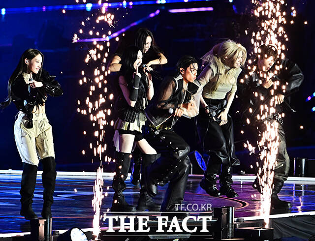 <더팩트>가 주최하고 팬앤스타와 UCW가 주관하는 ‘2026 더팩트 뮤직 어워즈(2026 THE FACT MUSIC AWARDS, TMA)’가 19일 오후 부산 연제구 부산아시아드주경기장에서 열린 가운데 올데이 프로젝트(ALLDAY PROJECT)가 화려한 무대를 펼치고 있다. /부산아시아드주경기장=배정한 기자