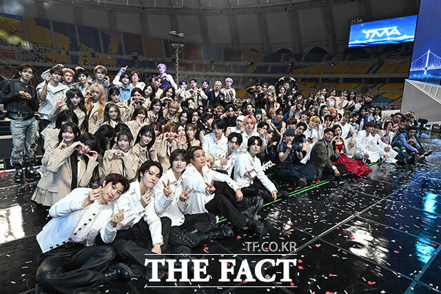 <더팩트>가 주최하고 팬앤스타와 UCW가 주관하는 ‘2026 더팩트 뮤직 어워즈(2026 THE FACT MUSIC AWARDS, TMA)’가 19일 오후 부산 연제구 부산아시아드주경기장에서 열린 가운데 출연진이 기념촬영을 하고 있다. /부산아시아드주경기장=박헌우 기자