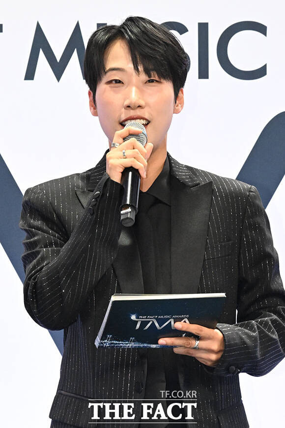 <더팩트>가 주최하고 팬앤스타와 UCW가 주관하는 ‘2026 더팩트 뮤직 어워즈(2026 THE FACT MUSIC AWARDS, TMA)’가 19일 오후 부산 연제구 부산아시아드주경기장에서 열린 가운데 방송인 재재가 블루카펫 진행을 하고 있다. /부산아시아드주경기장=김성렬 기자