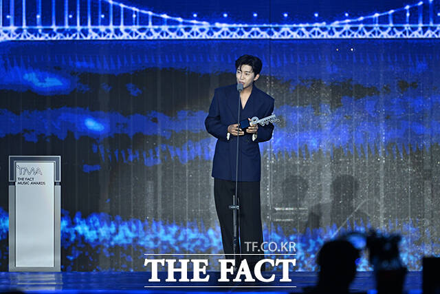 <더팩트>가 주최하고 팬앤스타와 UCW가 주관하는 ‘2026 더팩트 뮤직 어워즈(2026 THE FACT MUSIC AWARDS, TMA)’가 19일 오후 부산 연제구 부산아시아드주경기장에서 열린 가운데 가수 임영웅이 '인기상'을 수상한 뒤 소감을 밝히고 있다. /부산아시아드주경기장=박헌우 기자