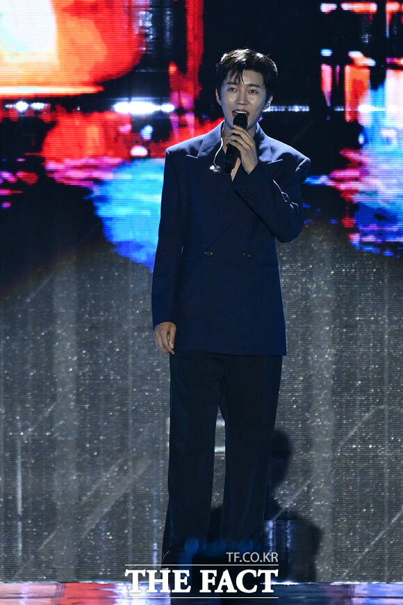 <더팩트>가 주최하고 팬앤스타와 UCW가 주관하는 ‘2026 더팩트 뮤직 어워즈(2026 THE FACT MUSIC AWARDS, TMA)’가 19일 오후 부산 연제구 부산아시아드주경기장에서 열린 가운데 가수 임영웅이 손키스 세리머니를 하고 있다. /부산아시아드주경기장=남윤호 기자]