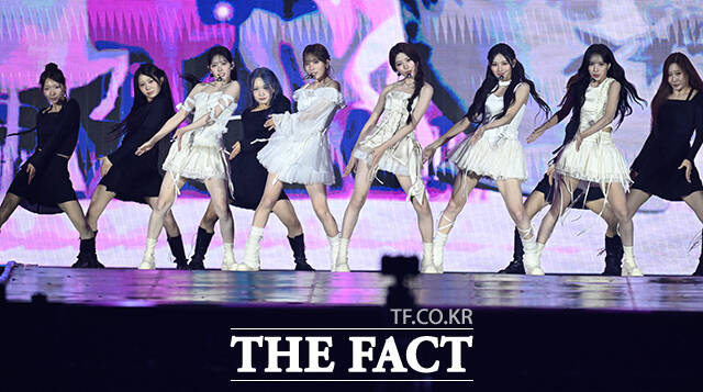 <더팩트>가 주최하고 팬앤스타와 UCW가 주관하는 ‘2026 더팩트 뮤직 어워즈(2026 THE FACT MUSIC AWARDS, TMA)’가 19일 오후 부산 연제구 부산아시아드주경기장에서 열린 가운데 그룹 리센느가 화려한 무대를 펼치고 있다. /부산아시아드주경기장=남윤호 기자